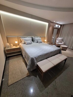 Quarto casal presidencial, 1 cama Queen | Escrivaninha, espaço de trabalho para notebook, berços grátis
