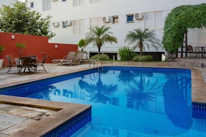Outdoor pool, open 6:00 AM to 10:00 PM, pool loungers - Lindoya Hotel (Catalao)