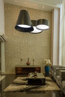 Área de estar no saguão