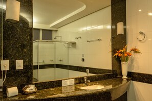 Presidential Double Room, 1 Queen Bed | Bathroom | Hair dryer, towels, soap, shampoo - Lindoya Hotel (Catalao)