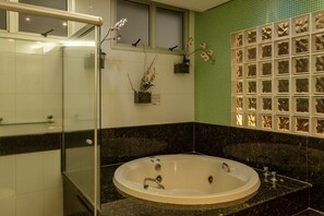 Deep-soaking bathtub - Lindoya Hotel (Catalao)