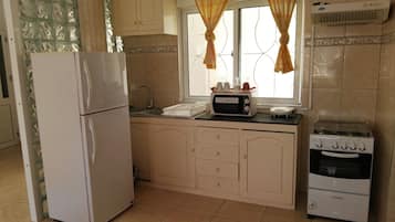 Classic Apartment, 2 Bedrooms | Private kitchen | Electric kettle, cookware/dishes/utensils