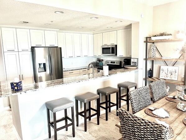 Refrigerador, microondas, horno y parrilla de estufa 