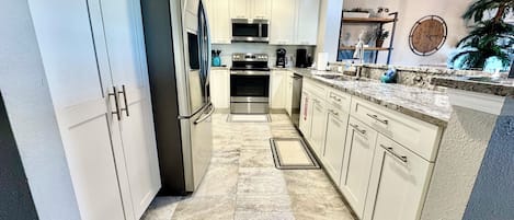 Refrigerador, microondas, horno, placa de cocina