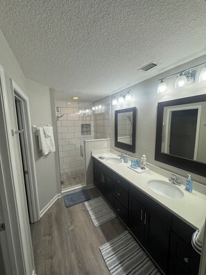 Combined shower/tub, hair dryer, towels, soap - Updated modern ocean condo-4 min walk to beach--Open June 8-13 & July 25-Aug 1. (Fernandina Beach)