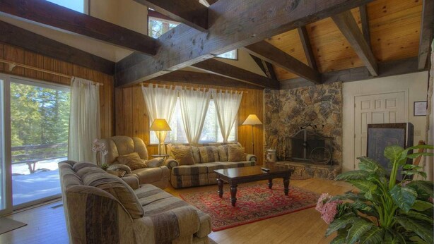 Living area - Brule Bear Den (South Lake Tahoe)