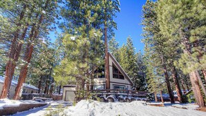 Property grounds - Brule Bear Den (South Lake Tahoe)