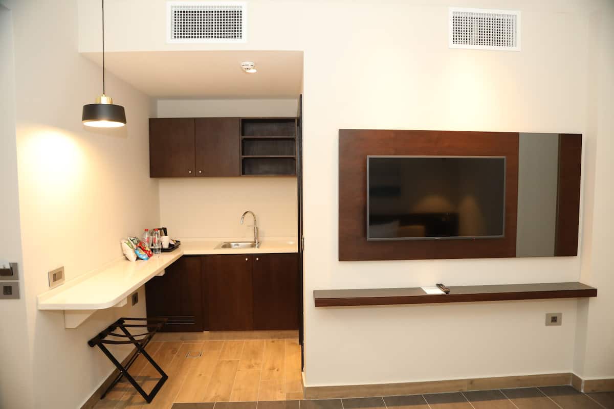 executive suite, 2 bedrooms, 2 bathrooms | minibar, in-room safe, desk, laptop workspace