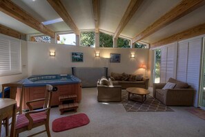 Casa, varias camas, hidromasaje | Área de sala de estar | Televisión de pantalla plana y chimenea 