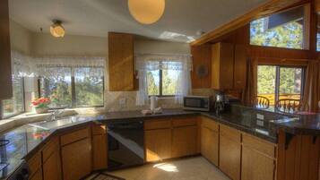 House, Multiple Beds, Fireplace, Mountain View | Private kitchen | Fridge, microwave, stovetop, dishwasher