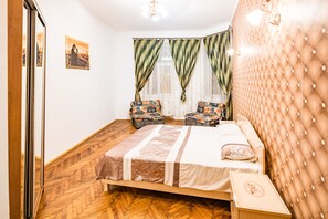 Superior Apartment, 3 Bedrooms, Corner | Iron/ironing board, free WiFi, bed sheets - 3 Bedroom on Square Rynok near Vernissage (Lviv)