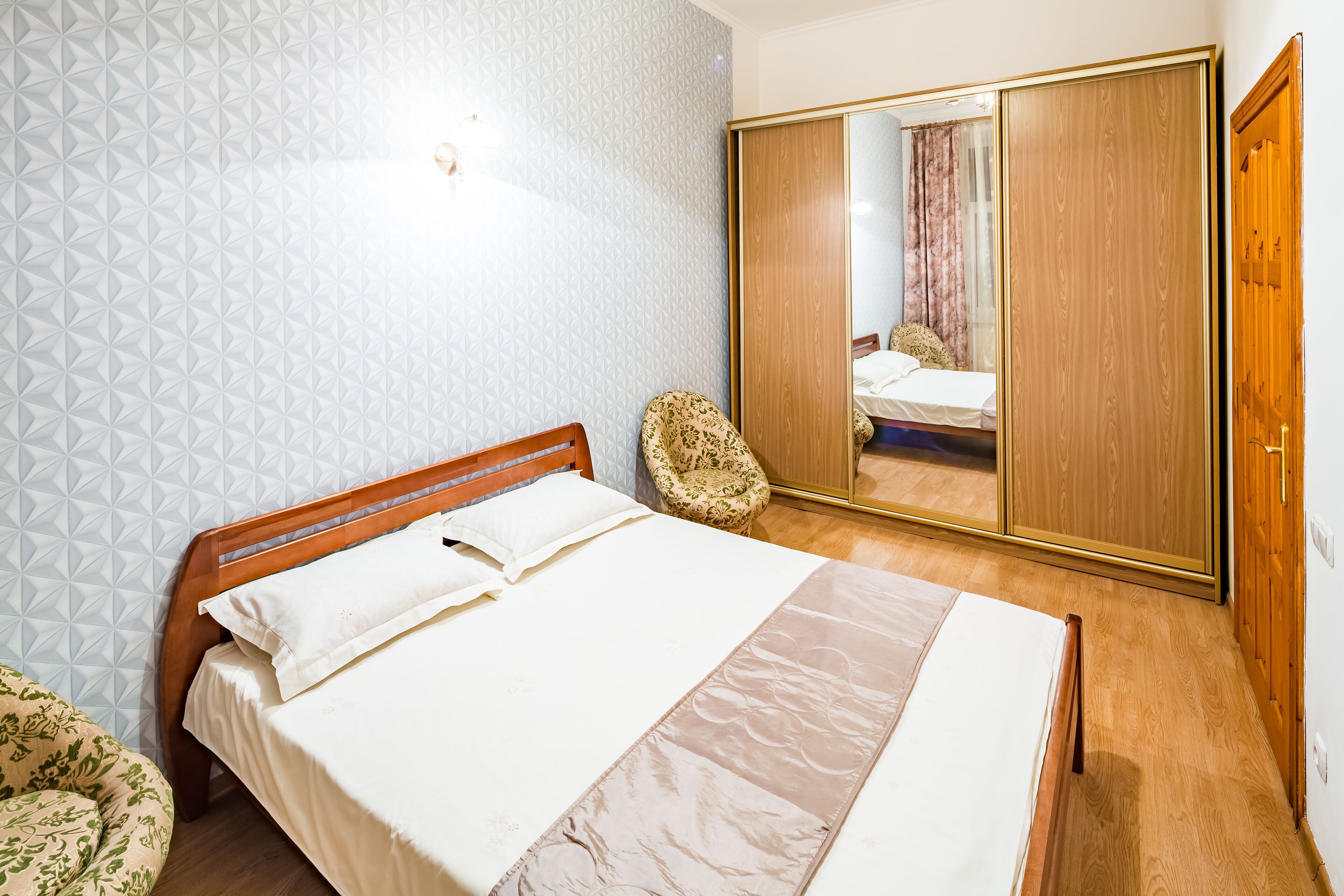 Tabla de planchar con plancha, wifi gratis y ropa de cama 