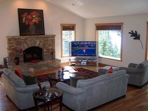 House, Multiple Beds, Hot Tub, Mountain View | Living area | TV, fireplace