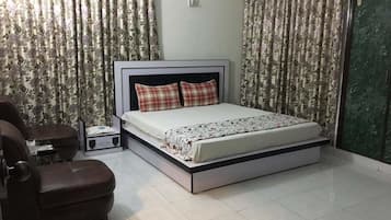 Deluxe Double Room, 2 Double Beds | Living room
