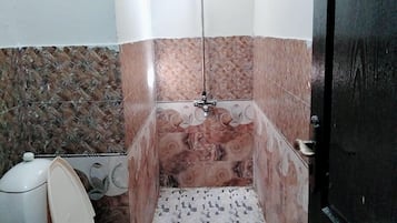 Deluxe Double Room, 2 Double Beds | Bathroom amenities