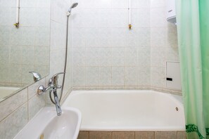 Departamento, 2 habitaciones | Baño | Tina con regadera, amenidades de baño gratuitas, secadora de cabello 
