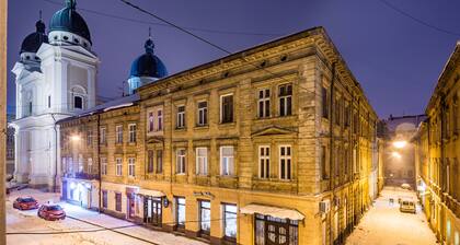 Apartments on Square Rynok on Theatralna Street NEW