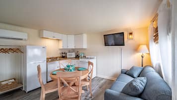 Deluxe Studio, 1 King Bed with Sofa bed, Non Smoking (Cottage King Efficiency) | Private kitchen | Mini-fridge, microwave, freezer