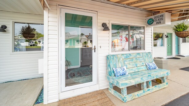 A white building with a sign reading "Ocean Glass Inn." - Ocean Glass Inn (Rehoboth Beach)