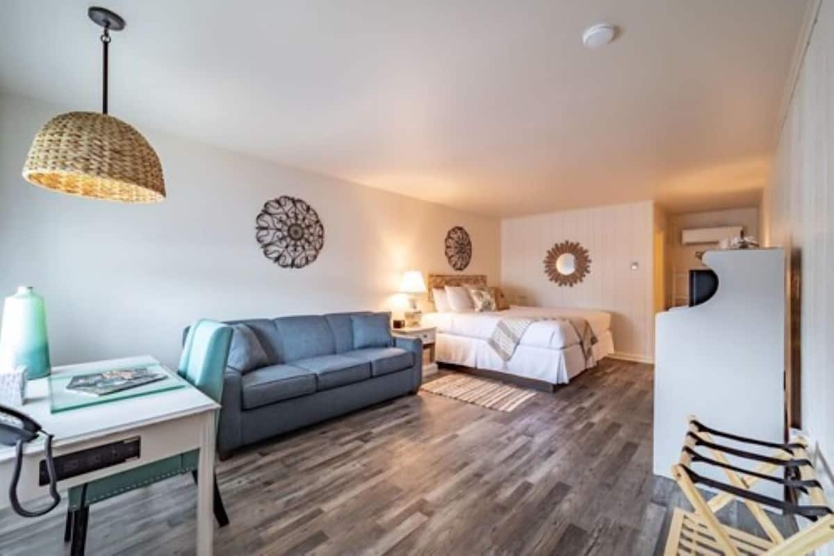 Standard-huone, 1 suuri parisÀnky ja vuodesohva, tupakointi kielletty (Deluxe King Room) | 1 makuuhuone, ylelliset vuodevaatteet, Tempur Pedic -patjalliset sÀngyt