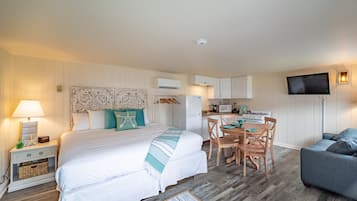 Deluxe Studio, 1 King Bed with Sofa bed, Non Smoking (Cottage King Efficiency) | Premium bedding, Tempur-Pedic beds, individually decorated