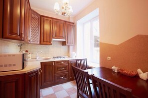 Refrigerador, microondas y parrilla de estufa 