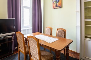 Appartamento, 2 camere da letto | Una scrivania, ferro/asse da stiro, Wi-Fi gratuito, lenzuola