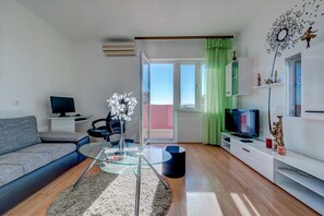 Familielejlighed - 3 soveværelser | Opholdsområde | Fladskærms-tv, dvd-afspiller, computer, MP3-dockingstation