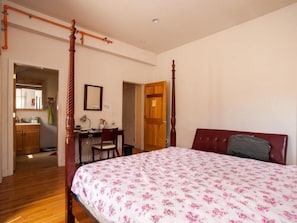 Desk, bed sheets - The Windsor Inn (Cambridge)