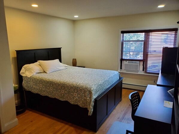 مكتب وملاءات أسرّة