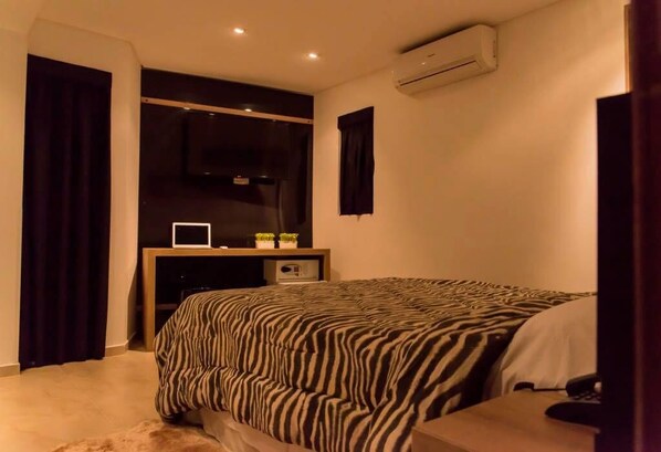 Minibar, caja de seguridad en la habitación y cortinas blackout 