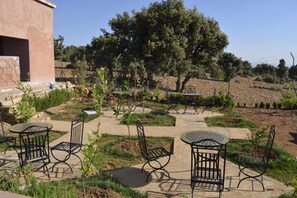 Breakfast and lunch served, local and international cuisine