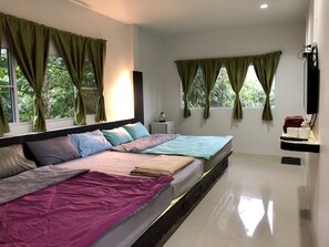 Family Room, Multiple Beds, 2 Bathrooms