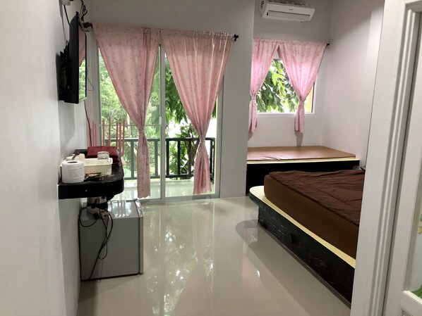 Basic Double Room, 1 Double Bed, Lanai, Valley View | Blackout drapes, free WiFi, bed sheets, wheelchair access