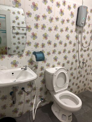 Basic Twin Room, 2 Twin Beds, Balcony | Bathroom | Shower, free toiletries, towels