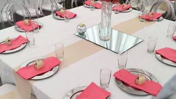 Breakfast, lunch, dinner served; local and international cuisine