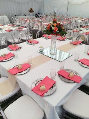 Menyajikan hidangan lokal dan internasional