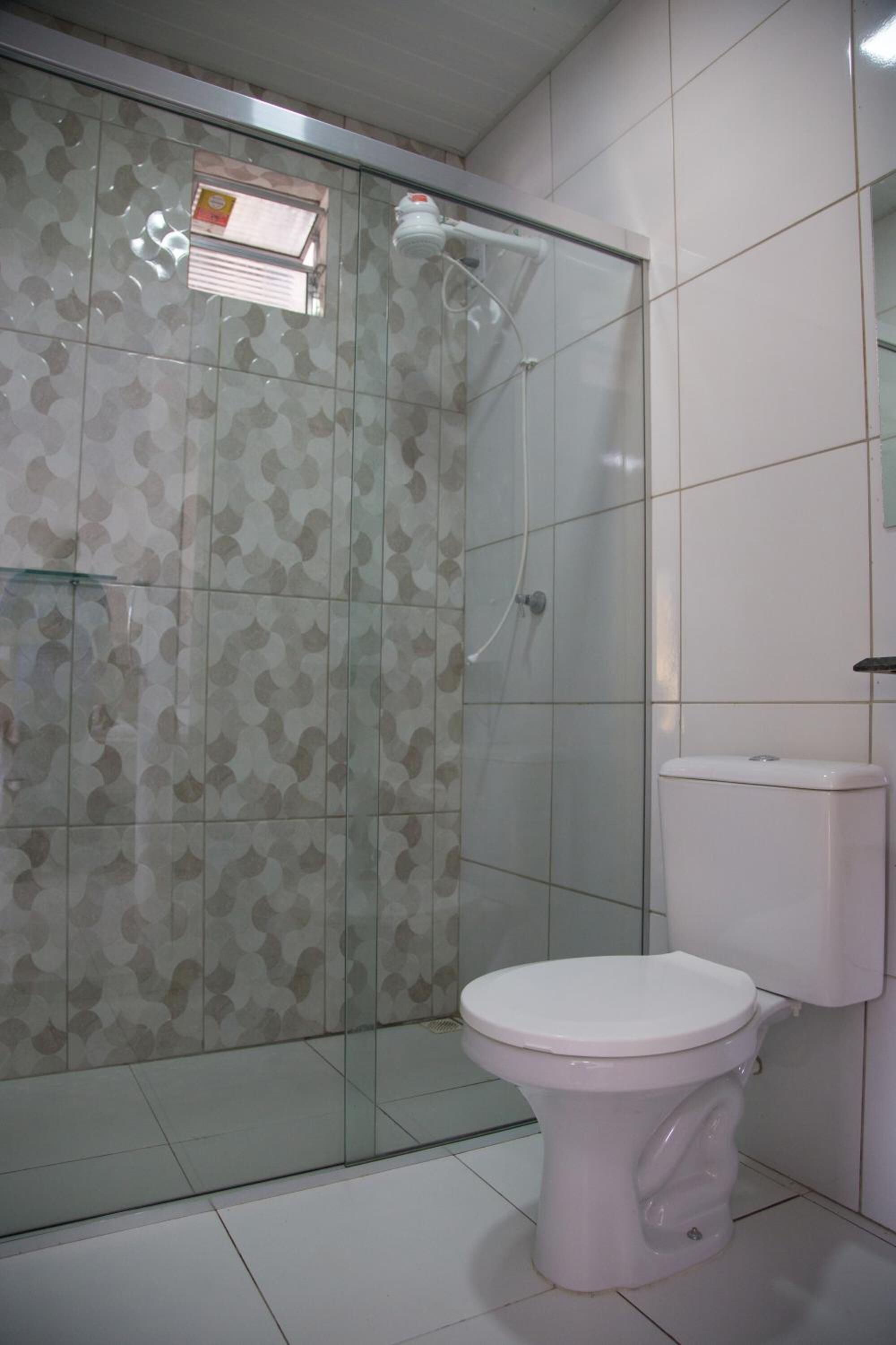 Ducha, secador de pelo, toallas, jabón