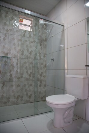 Een douche, een haardroger, handdoeken, zeep