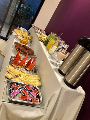 Daily buffet breakfast for a fee - Typo Mini Copacabana (Rio de Janeiro)