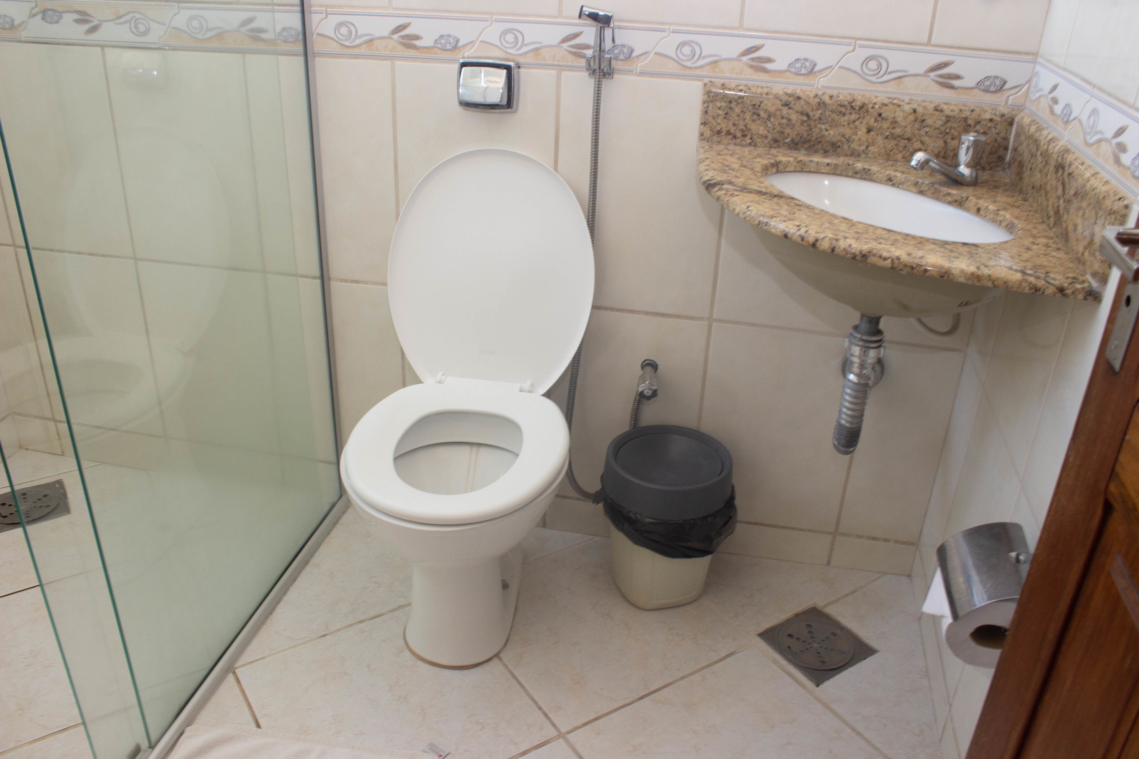 Ein Badezimmer mit Toilette, Waschbecken und Dusche.