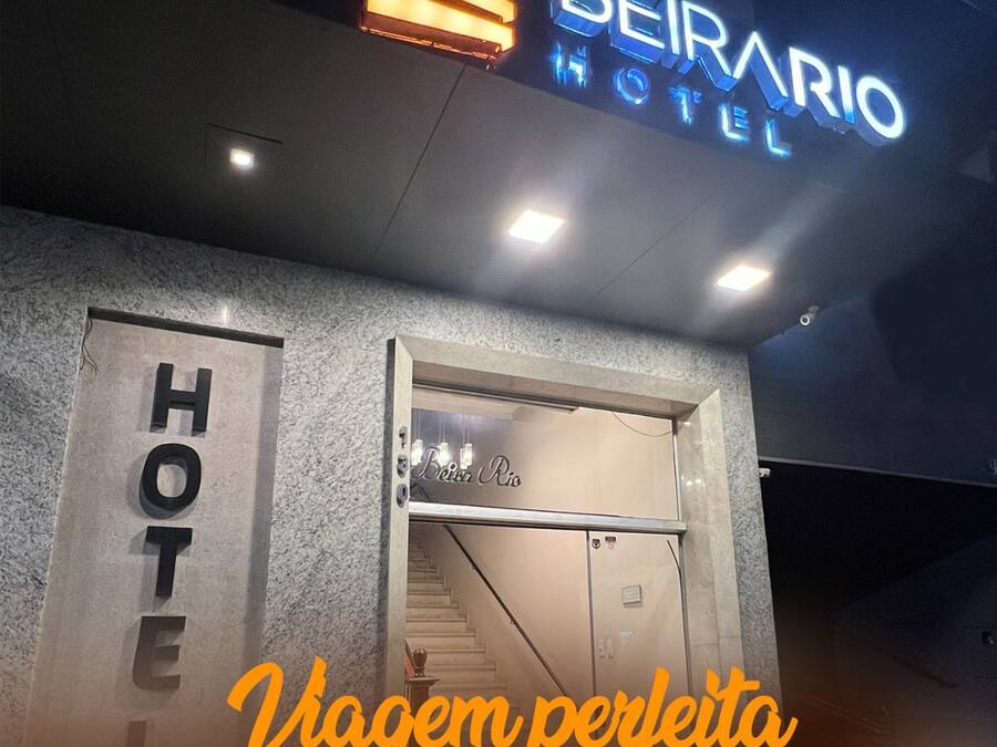Beirario-hotellin ulkonäkö, ja näkyvissä on kyltti, josta ilmenee, että kyseessä on hotelli.