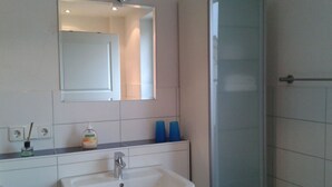 Double Room, Private Bathroom | Bathroom sink - Gästehaus Schlafgut (Angelbachtal)