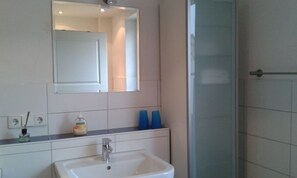 Doppelzimmer, eigenes Bad | Waschbecken im Bad