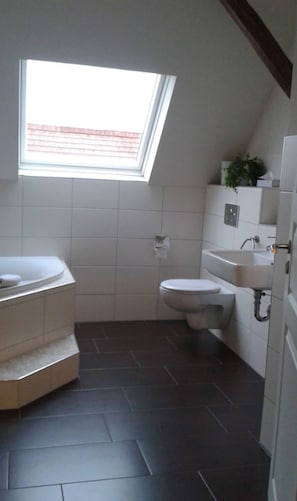 Deluxe-Zimmer, Badewanne | Badezimmer | Haartrockner, Handtücher