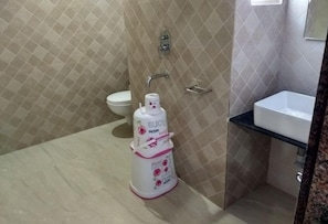 Chuveiro, chuveiro com efeito de chuva, produtos de toalete grátis