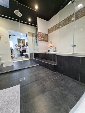 Ensemble douche/baignoire, baignoire à jets, sèche-cheveux