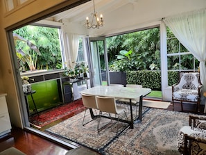 Dining - Bamboo House, LUX 3BR house close 2 City/beach/airport/train Staion (Arncliffe)