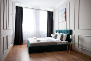 Standard-Apartment, Mehrere Betten, Stadtblick (Knyazya Y. Osmomysl Square 3) | Bügeleisen/Bügelbrett, kostenloses WLAN, Bettwäsche