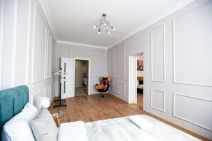 Standard-Apartment, Mehrere Betten, Stadtblick (Knyazya Y. Osmomysl Square 3) | Bügeleisen/Bügelbrett, kostenloses WLAN, Bettwäsche